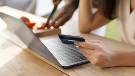 ใช้จ่ายผ่านบัตรเครดิต