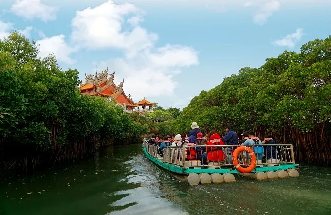คนกำลังล่องเรือในอุทยานแห่งชาติไถเจียง