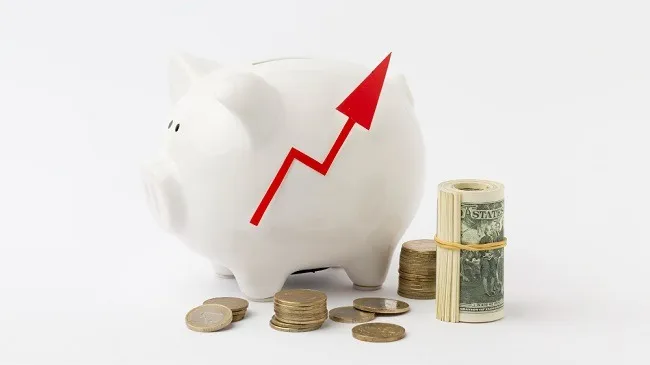 กระปุกออมสินและเงินสด