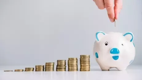 หยอดเงินใส่กระปุกออมสิน