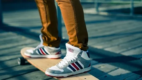 ผู้ชายยืนบนสเก็ตบอร์ด